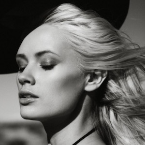 Lauren Bennett Headshot 6 of 10