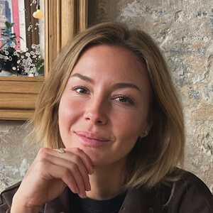 Laurie Ferraro Headshot 4 of 4