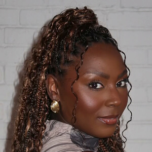 Leea Marie Headshot 3 of 6