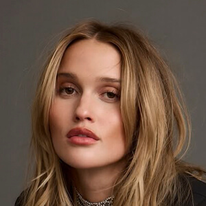 Lexi Sonnett Headshot 3 of 6