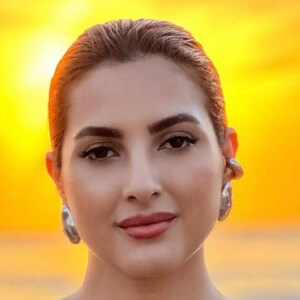 Lia Mendi Headshot 6 of 10