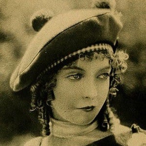 Lillian Gish Headshot 2 of 10