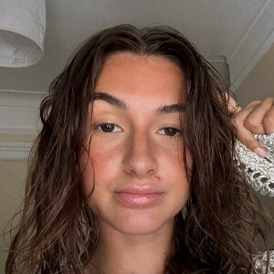 Lily Ewen Headshot 2 of 3