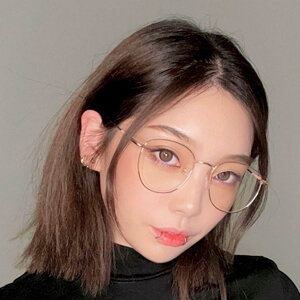 lilyis_ Headshot 14 of 17