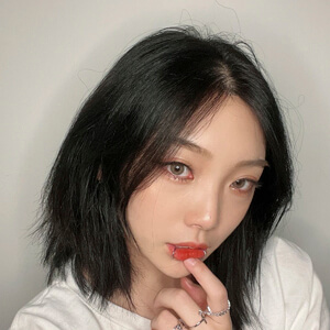 lilyis_ Headshot 15 of 17