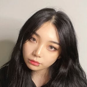 lilyis_ Headshot 16 of 17