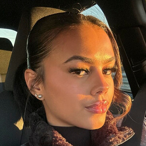 Lorri Headshot 4 of 4