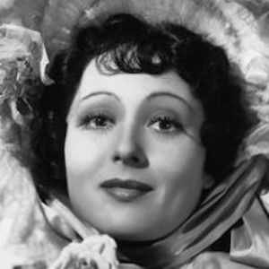 Luise Rainer Headshot 5 of 10