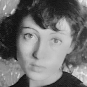 Luise Rainer Headshot 7 of 10