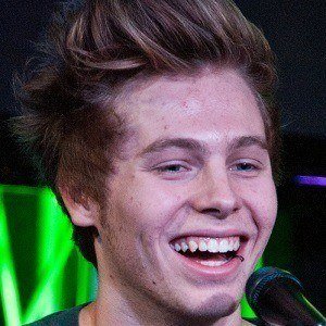 Luke Hemmings Headshot 5 of 9