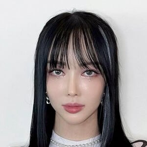Luna Kim Headshot 2 of 5