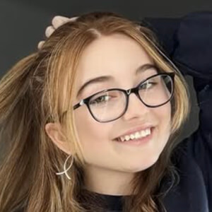 lyssaurora Headshot 6 of 9