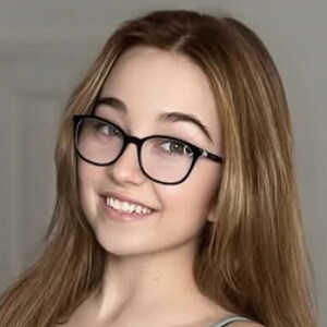 lyssaurora Headshot 7 of 9