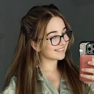 lyssaurora Headshot 8 of 9