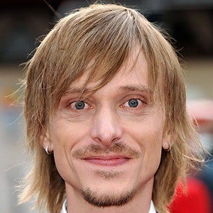 Mackenzie Crook - Bio, Family, Trivia | Famous Birthdays