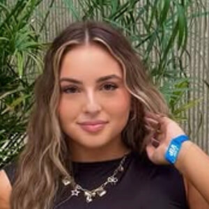 Madelyn Wodecki Headshot 4 of 10