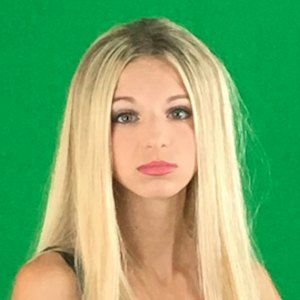 Madi Lee Headshot 4 of 8