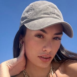 Mafe Anzures Headshot 10 of 11