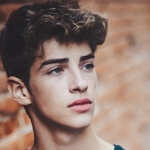 Manu Rios - Bio, Facts, Family | Famous Birthdays