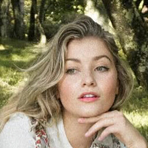 Margo Roth Headshot 2 of 6