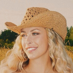 Marika Lyszczyk Headshot 4 of 9