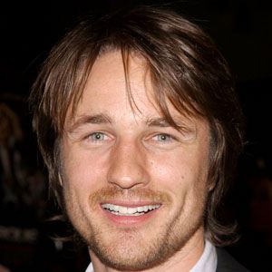 Martin Henderson Headshot 4 of 10