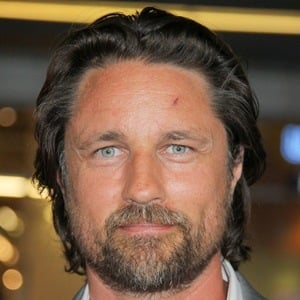 Martin Henderson Headshot 8 of 10