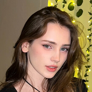 Mary Amber Headshot 5 of 9