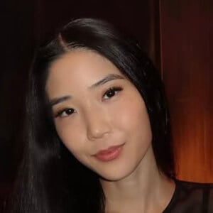 Meili Zhang Headshot 4 of 5