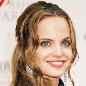 Mena Suvari Headshot 10 of 10