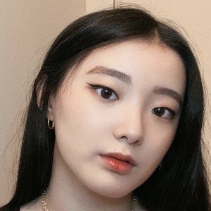 Minjinny Kang - Age, Family, Bio | Famous Birthdays