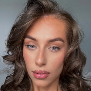 Molly Richards Headshot 2 of 6