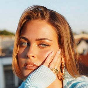 Murielle Van Schaik Headshot 3 of 8