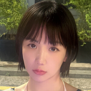 Nadia Hong Headshot 5 of 6