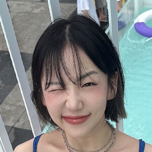Nadia Hong Headshot 6 of 6