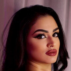 Nadia Khar Headshot 15 of 17