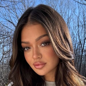 Natasha Niebowski Headshot 4 of 9