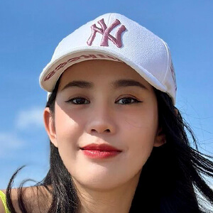 Ngoc Thao Headshot 2 of 6