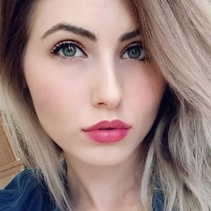 Nicki Taylor Streamer