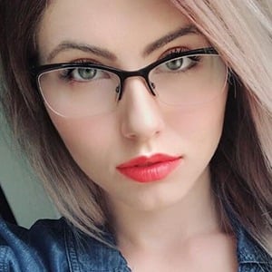 Nicki Taylor Streamer