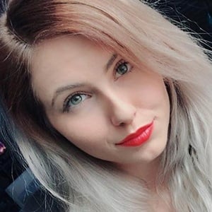 Nicki Taylor Streamer