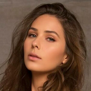 Nicole Carboni Renault Headshot 3 of 7