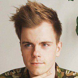 Niki Albon Headshot 4 of 8