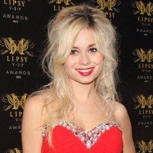 Nina Nesbitt Headshot 2 of 10