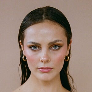 Olivia Caputo Headshot 2 of 7