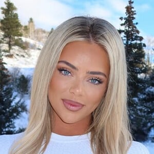 Olivia Walker Headshot 6 of 10