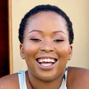 Onezwa Mbola Headshot 2 of 4