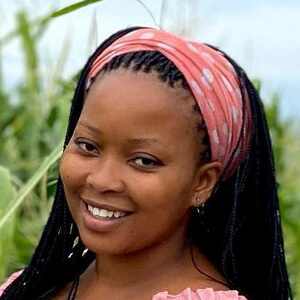 Onezwa Mbola Headshot 4 of 4