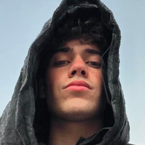 Oscar Winter Headshot 6 of 10