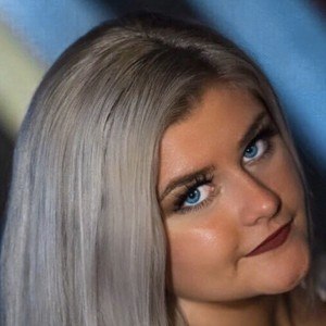 Paige Phillips Headshot 7 of 10